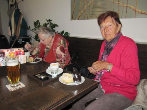 Výlet seniorů do Chrástu, cukrárna - září