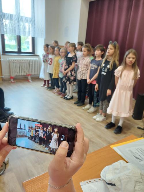 Zpívání dětí ze ZŠ Kozojedy, hudba - paní Janečková