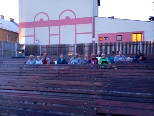 Výlet do Kralovic - nejdříve večeře v Hotelu Bílý Beránek a poté letní kino